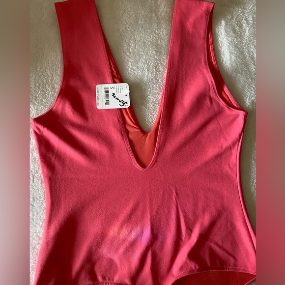 NWT FP Intimately “Keep it Sleek V Neck Thong” Salmon Bodysuit Sm Electr… - Picture 13 of 15